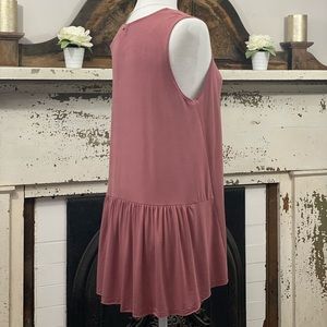 New arrival! Rose sleeveless back ruffle hem tunic